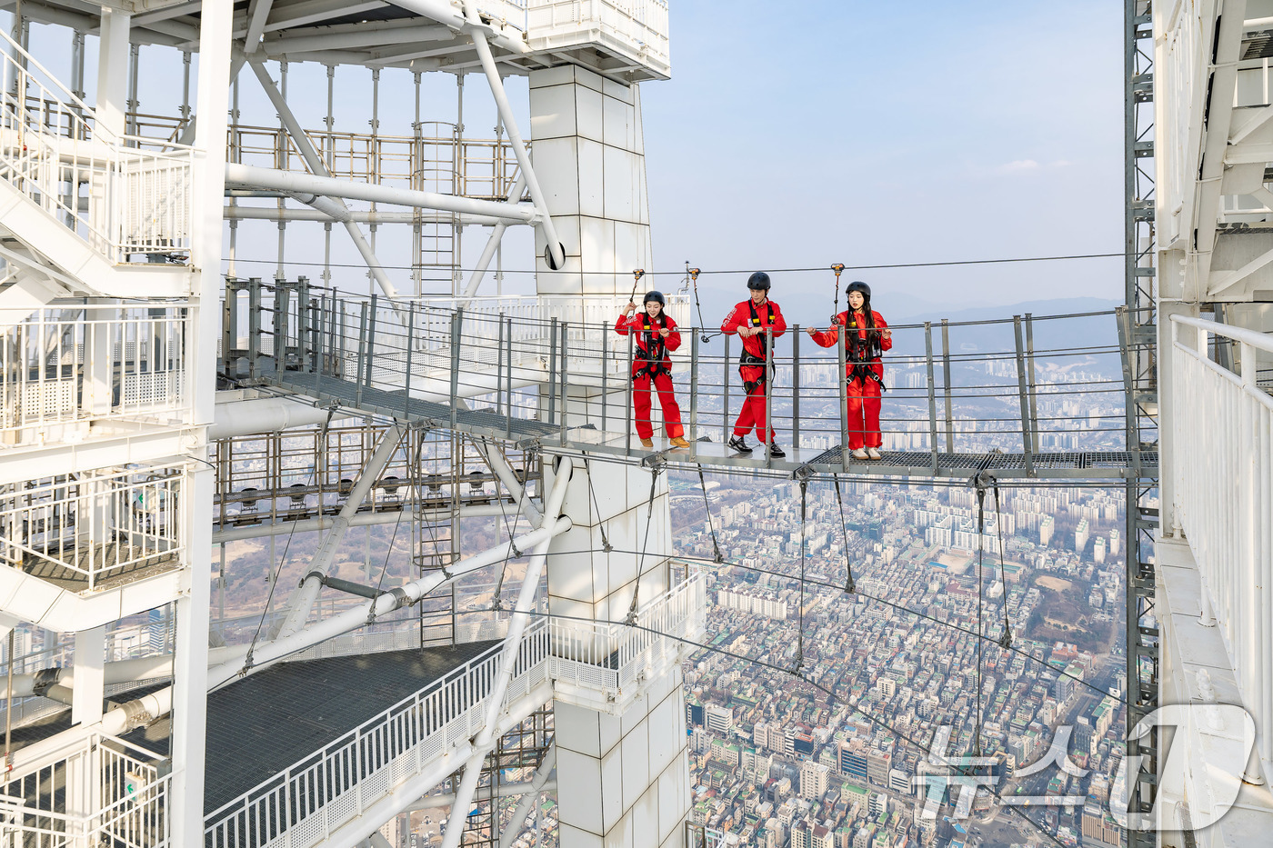 (서울=뉴스1) = 서울스카이는 오는 11월 30일까지 2025시즌 ‘스카이브릿지’ 투어를 운영한다고 10일 밝혔다.‘스카이브릿지’는 서울 하늘을 가장 가까이서 즐길 수 있는 54 …