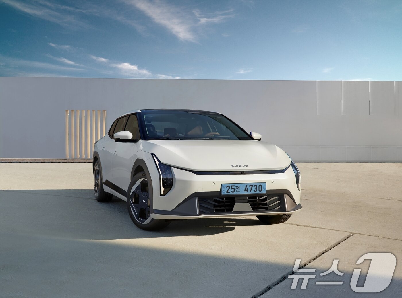 본문 이미지 - 기아가 ‘더 기아 EV4(The Kia EV4)’의 사양 구성과 가격을 공개하고 3월 11일 계약을 시작했다. EV4는 지난 2021년 출시된 기아의 첫 전용 전기차 EV6를 시작으로 EV9, EV3에 이어 기아가 국내 시장에 네번째로 선보이는 전용 전기차 모델로, 전기차의 대중화를 이끌고 EV 라인업을 확장하기 위한 기아 최초의 전동화 세단이다. (기아 제공. 재판매 및 DB 금지) 2025.3.10/뉴스1