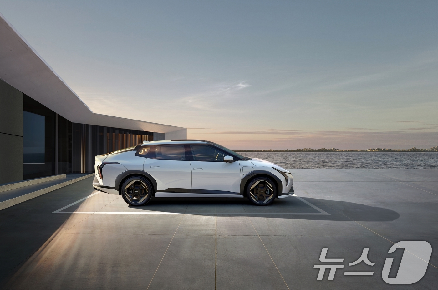 (서울=뉴스1) = 기아가 ‘더 기아 EV4(The Kia EV4)’의 사양 구성과 가격을 공개하고 11일 계약을 시작한다고 밝혔다.EV4는 지난 2021년 출시된 기아의 첫 전용 …