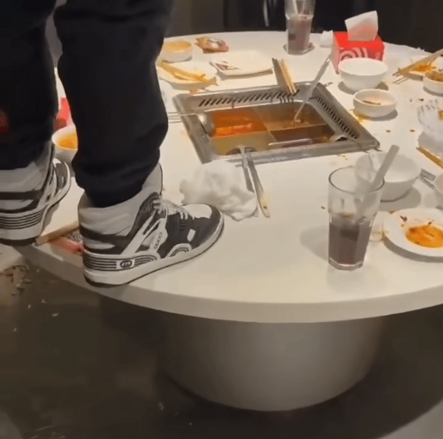 본문 이미지 - 한 남성이 훠궈 음식점인 하이디라오에서 냄비에 소변을 보고 있다. (영상출처=웨이보)