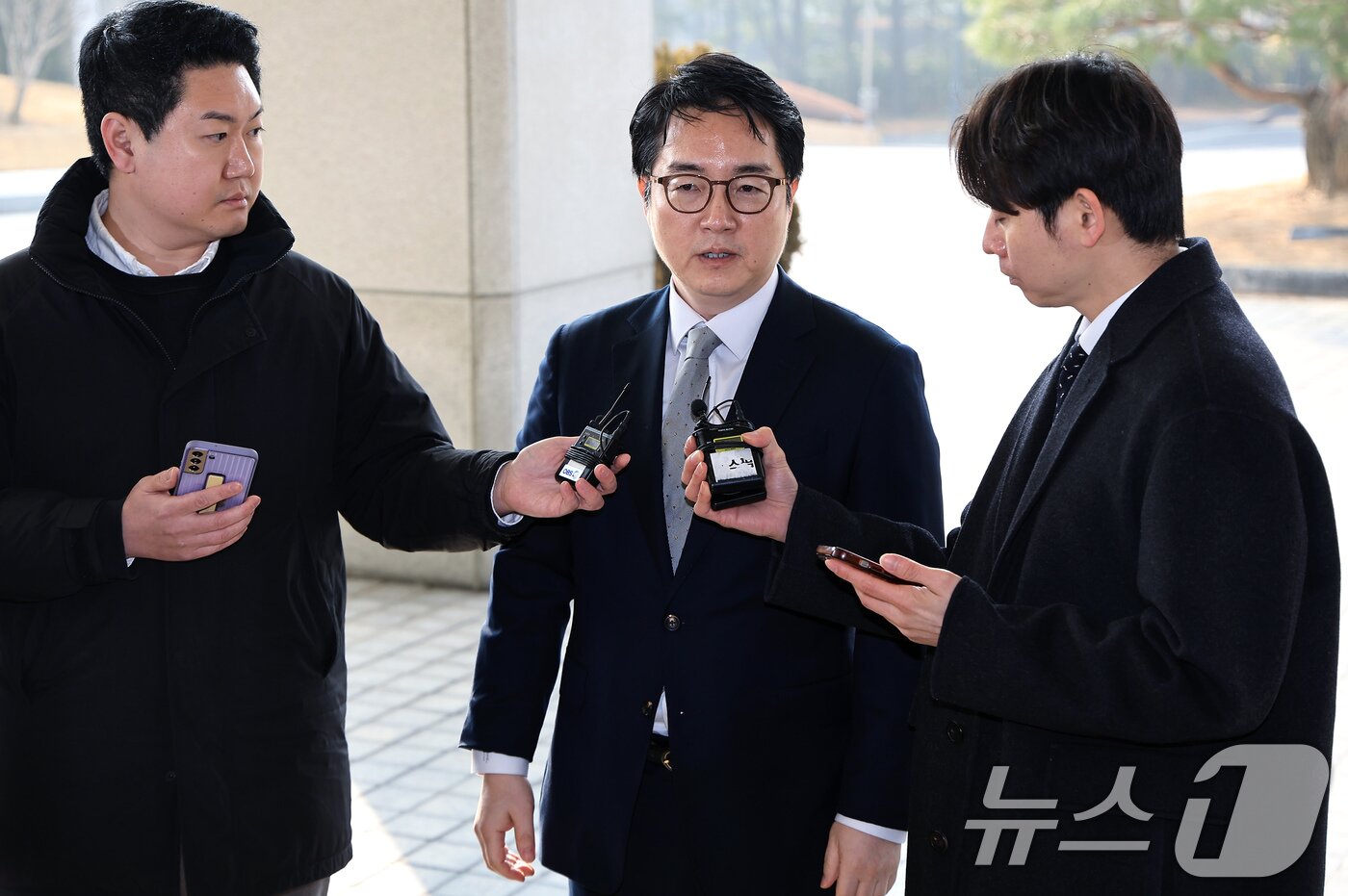 본문 이미지 - 심우정 검찰총장이 10일 오전 서울 서초구 서초동 대검찰청으로 출근하며 취재진의 질문에 답하고 있다.  2025.3.10/뉴스1 ⓒ News1 박정호 기자