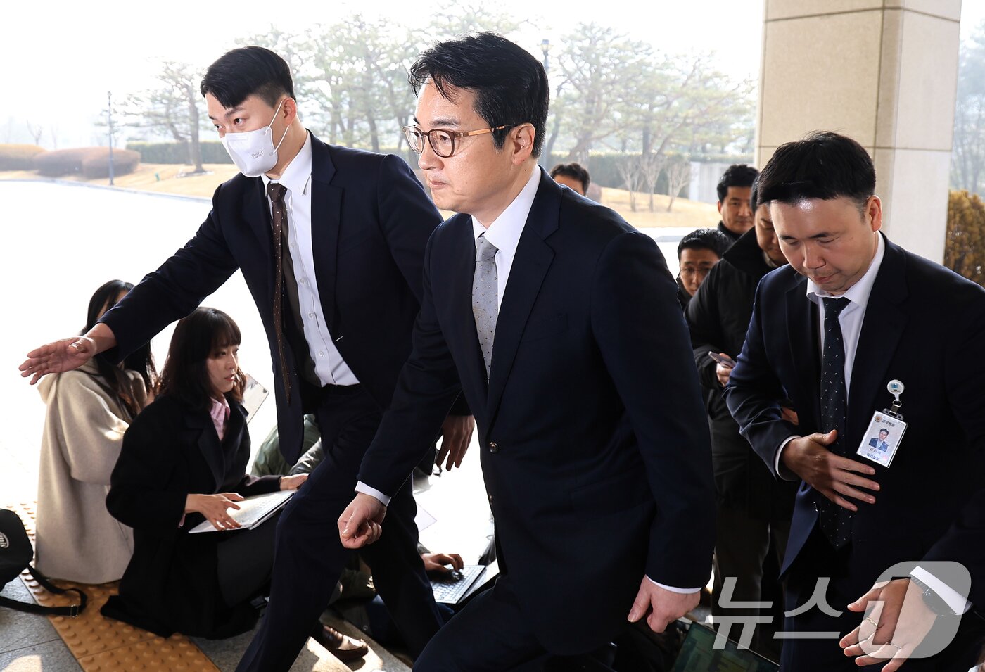 본문 이미지 - 심우정 검찰총장이 10일 오전 서울 서초구 서초동 대검찰청으로 출근하고 있다. 2025.3.10/뉴스1 ⓒ News1 박정호 기자