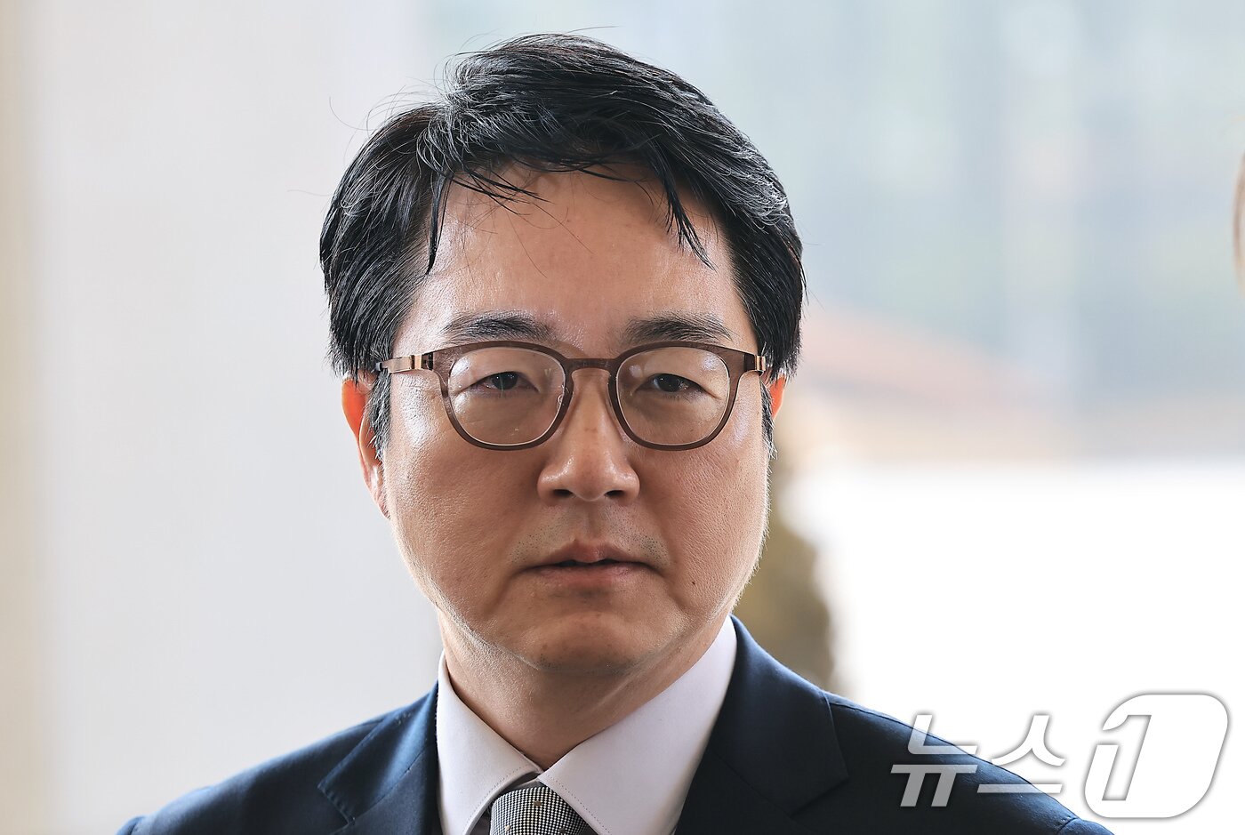 본문 이미지 - 심우정 검찰총장이 10일 오전 서울 서초구 서초동 대검찰청으로 출근하며 취재진의 질문에 답하고 있다. 검찰은 윤 대통령 구속을 취소한 법원 판단에 대해 즉시항고 하지 않고 윤 대통령에 대한 석방지휘서를 서울구치소에 보내면서 윤석열 대통령은 체포 52일, 구속기소 41일 만인 지난 8일 석방됐다. 2025.3.10/뉴스1 ⓒ News1 박정호 기자