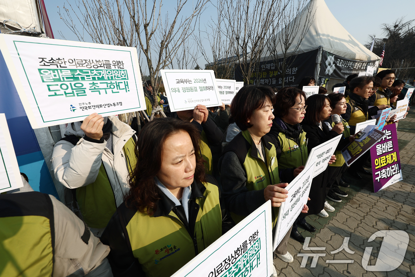 (서울=뉴스1) 김민지 기자 = 전국보건의료산업노조 관계자들이 10일 오전 서울 여의도 국회 앞에서 열린 국민중심 의료개혁 연대회의 긴급 공동기자회견에서 교육부 2026년 의대정원 …