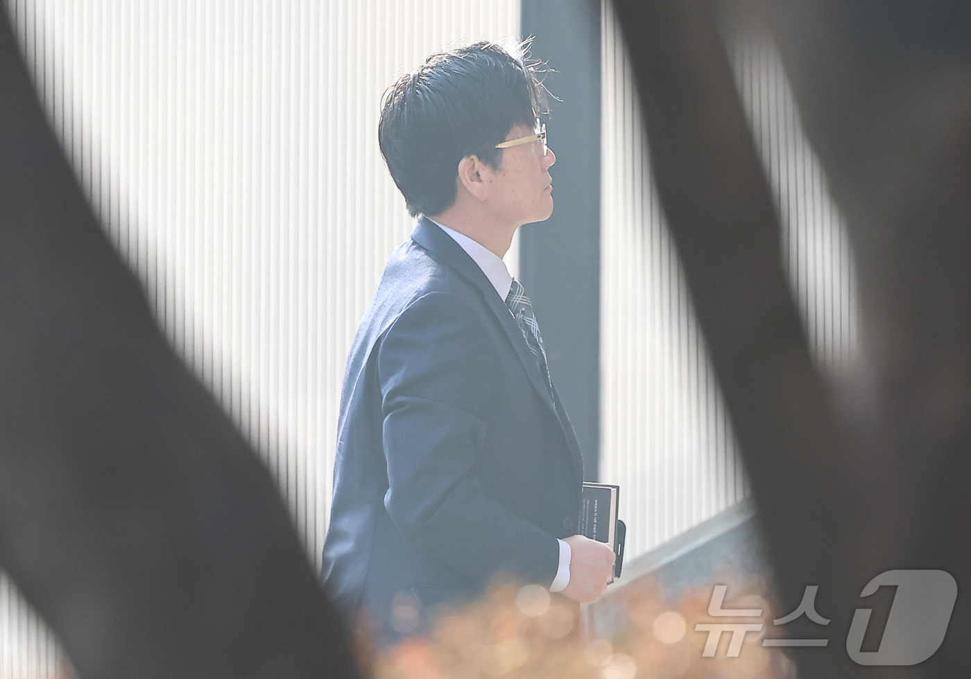 (과천=뉴스1) 김도우 기자 = 오동운 고위공직자범죄수사처(공수처) 처장이 10일 오전 경기 과천시 정부과천청사 공수처로 출근하고 있다. 2025.3.10/뉴스1