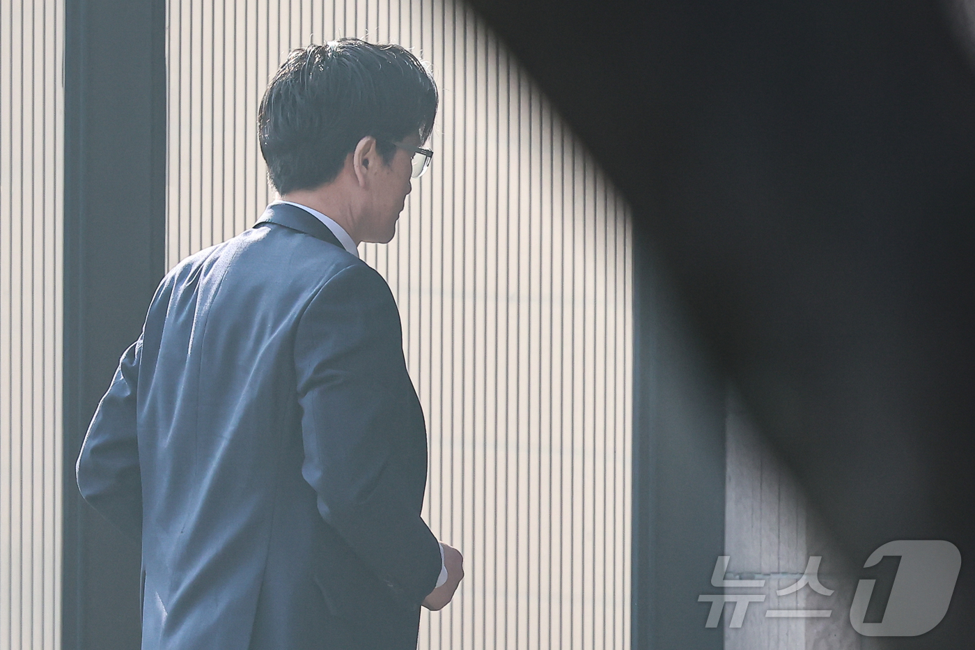 (과천=뉴스1) 김도우 기자 = 오동운 고위공직자범죄수사처(공수처) 처장이 10일 오전 경기 과천시 정부과천청사 공수처로 출근하고 있다. 2025.3.10/뉴스1