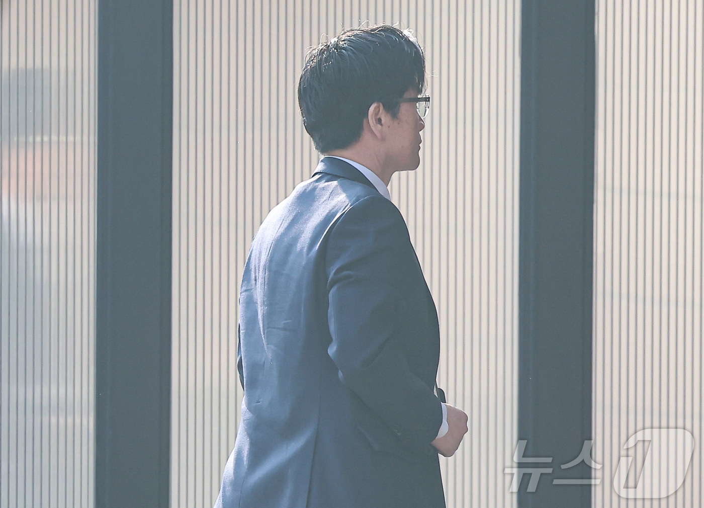 (과천=뉴스1) 김도우 기자 = 오동운 고위공직자범죄수사처(공수처) 처장이 10일 오전 경기 과천시 정부과천청사 공수처로 출근하고 있다. 2025.3.10/뉴스1