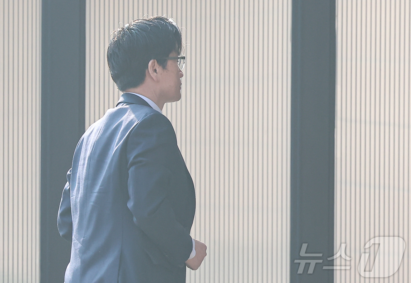 (과천=뉴스1) 김도우 기자 = 오동운 고위공직자범죄수사처(공수처) 처장이 10일 오전 경기 과천시 정부과천청사 공수처로 출근하고 있다. 2025.3.10/뉴스1