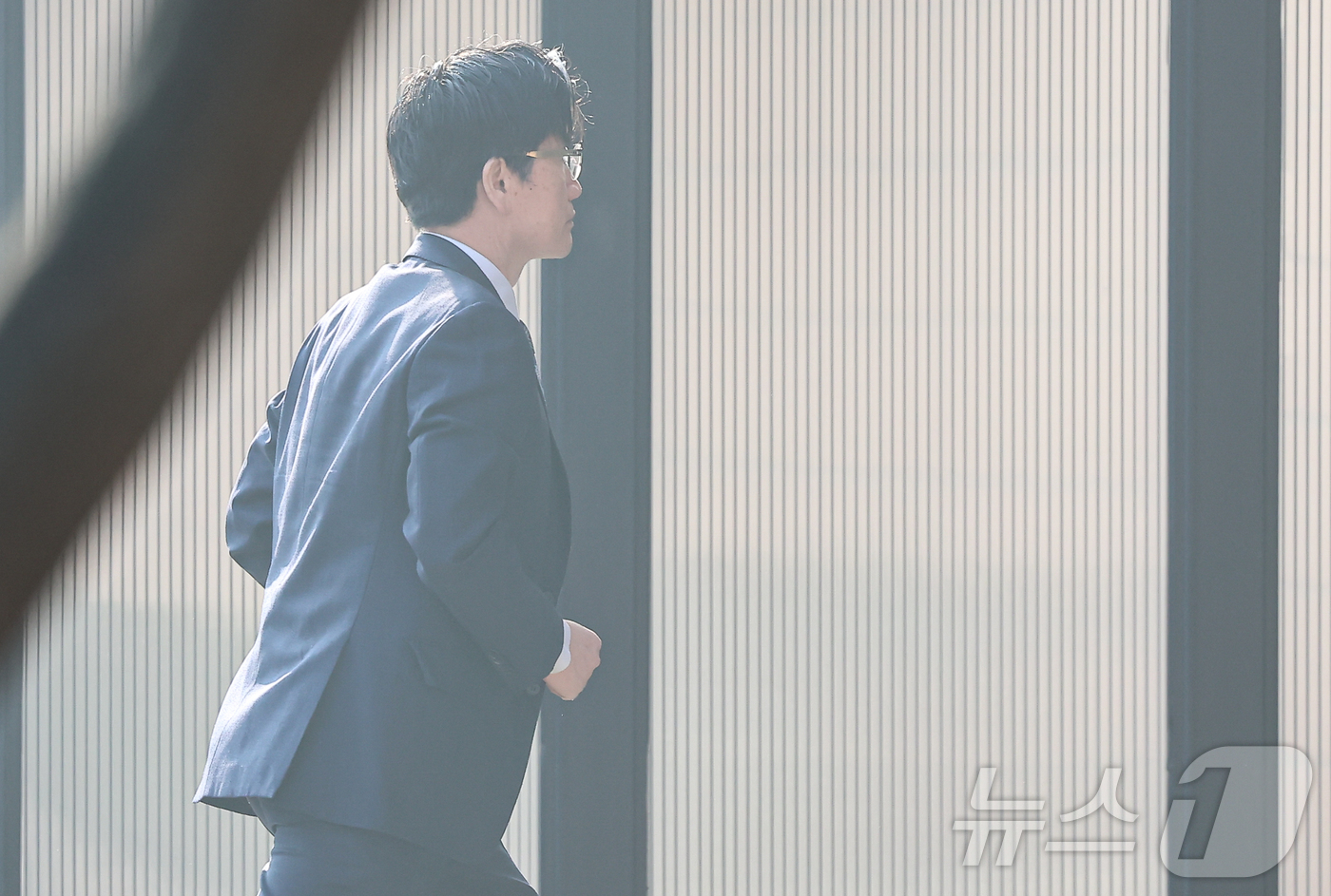 (과천=뉴스1) 김도우 기자 = 오동운 고위공직자범죄수사처(공수처) 처장이 10일 오전 경기 과천시 정부과천청사 공수처로 출근하고 있다. 2025.3.10/뉴스1