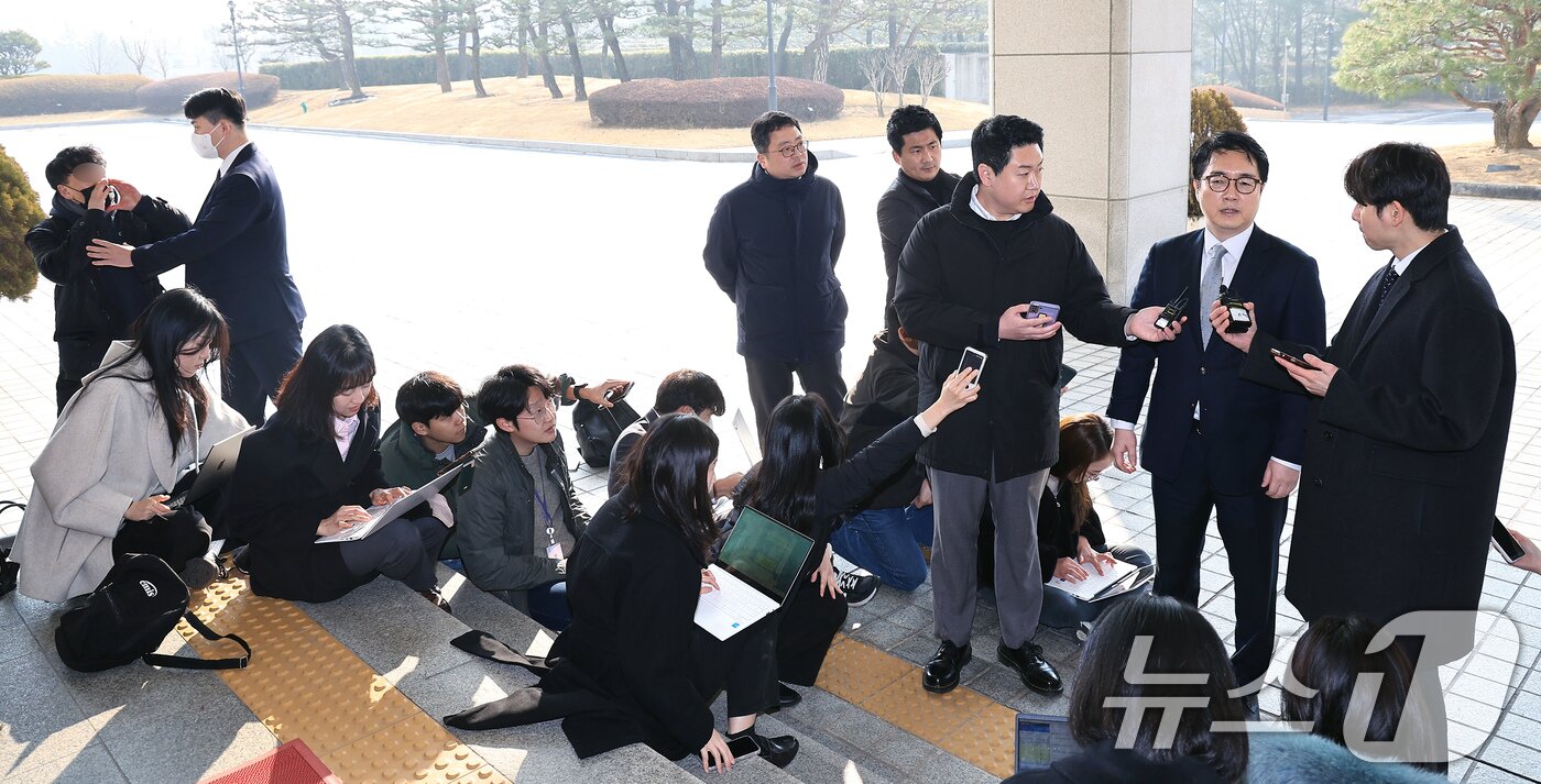 본문 이미지 - 심우정 검찰총장이 10일 오전 서울 서초구 서초동 대검찰청으로 출근하며 취재진의 질문에 답하는 사이 한 시민의 항의를 받고 있다. 2025.3.10/뉴스1 ⓒ News1 박정호 기자