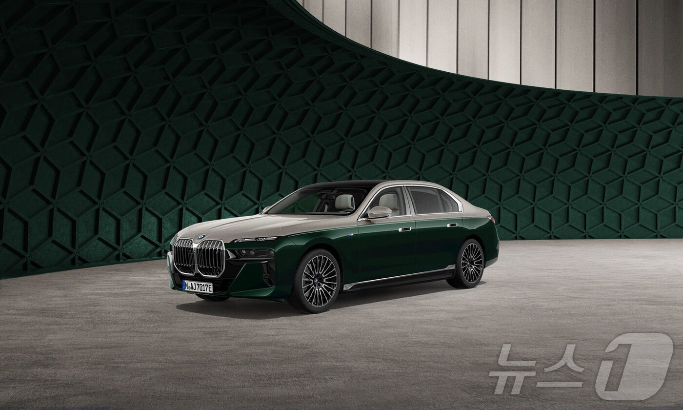 본문 이미지 - BMW i7 xDrive60 M 스포츠 인디비주얼 투톤 페리도트 그린 에디션.(BMW 제공) 