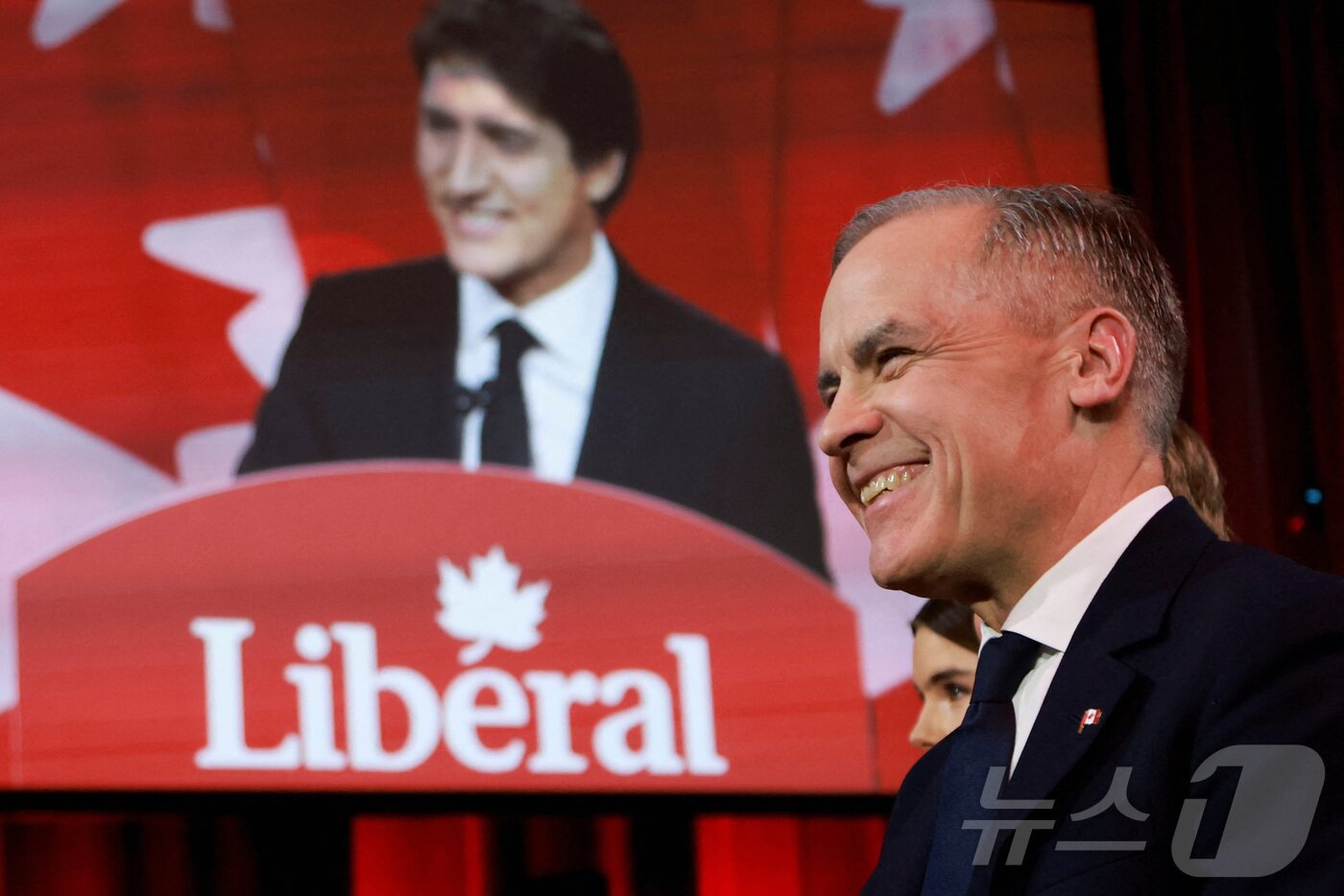 본문 이미지 - 마크 카니가 9일&#40;현지시간&#41; 캐나다 온타리오주 오타와 열린 캐나다 집권 자유당 대표 선출 경선에서 쥐스탱 트뤼도&#40;Justin Trudeau&#41; 캐나다 총리가 연설하는 것을 듣고 있다. ⓒ 로이터=뉴스1