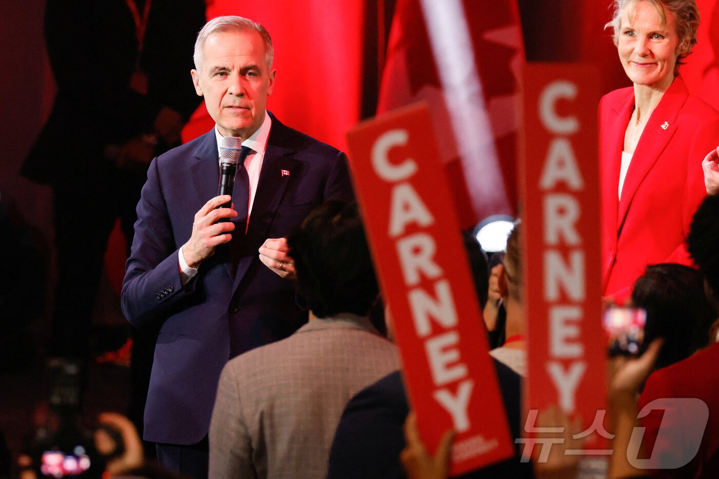 본문 이미지 - 마크 카니가 캐나다 온타리오주 오타와에서 저스틴 트뤼도 총리의 후임자를 선출하기 위해 열린 캐나다 자유당 모임에서 연설하고 있다. ⓒ 로이터=뉴스1