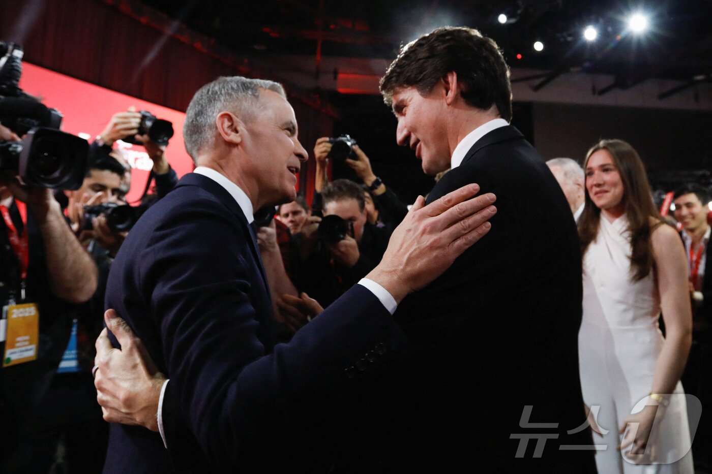 본문 이미지 - 마크 카니 전 캐나다 은행총재 9일&#40;현지시간&#41; 캐나다 온타리오주 오타와에서 열린 자유당 대표 경선에서 승리하고 쥐스탱 트뤼도 총리와 포옹하고 있다.ⓒ 로이터=뉴스1