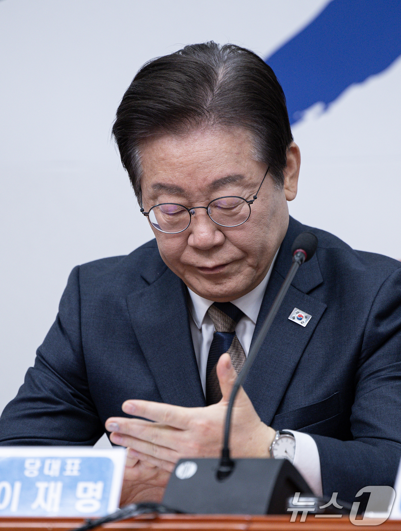 (서울=뉴스1) 이재명 기자 = 이재명 더불어민주당 대표가 10일 오전 서울 여의도 국회에서 열린 최고위원회의에서 최고의원들의 발언을 들으며 생각에 잠겨 있다. 2025.3.10/ …