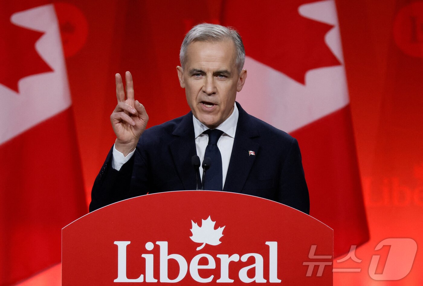 본문 이미지 - 마크 카니가 9일&#40;현지시간&#41; 캐나다 온타리오주 오타와 열린 캐나다 집권 자유당 대표 경선을 마치고 연설을 하고 있다. ⓒ 로이터=뉴스1