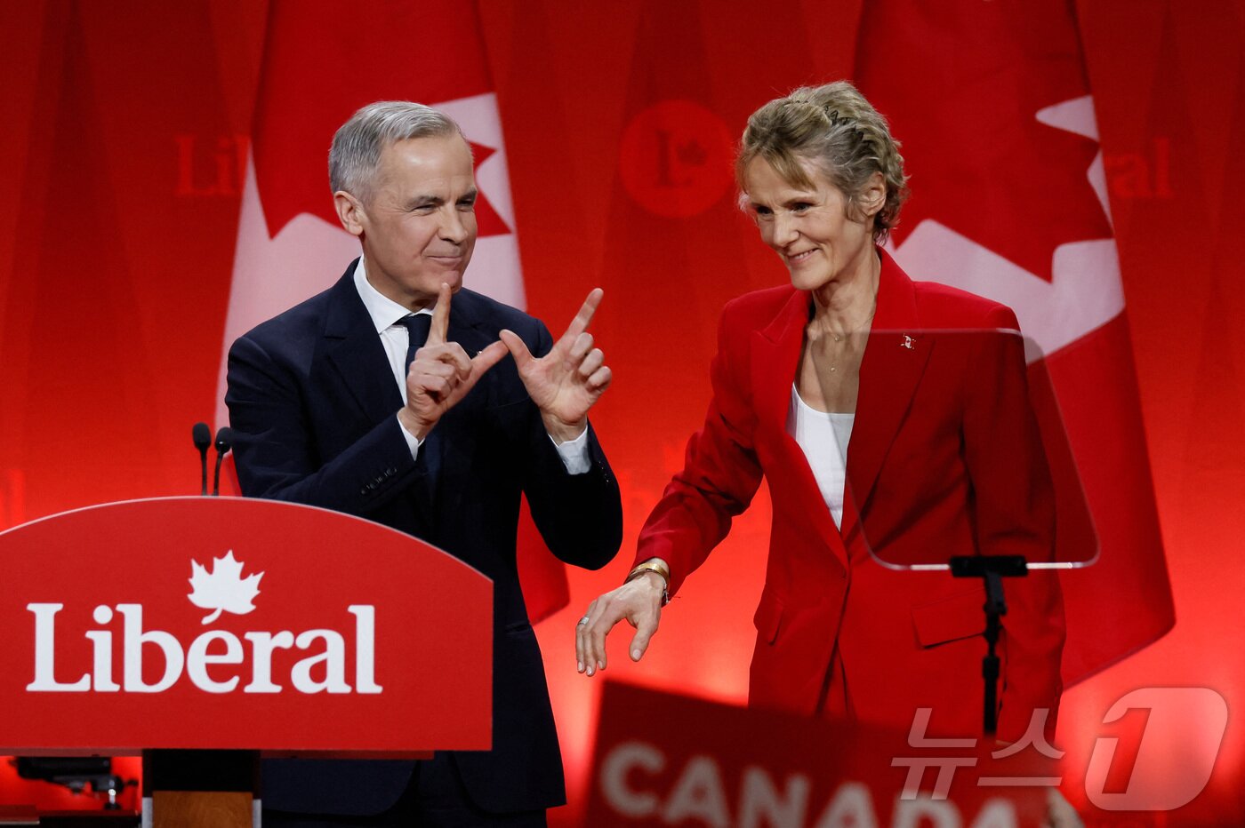 본문 이미지 - 마크 카니가 9일&#40;현지시간&#41; 캐나다 온타리오 주 오타와에서 집권 자유당 대표 선출을 마치고 승리를 의미하는 &#39;W&#39; 제스처를 취하고 있다.ⓒ 로이터=뉴스1