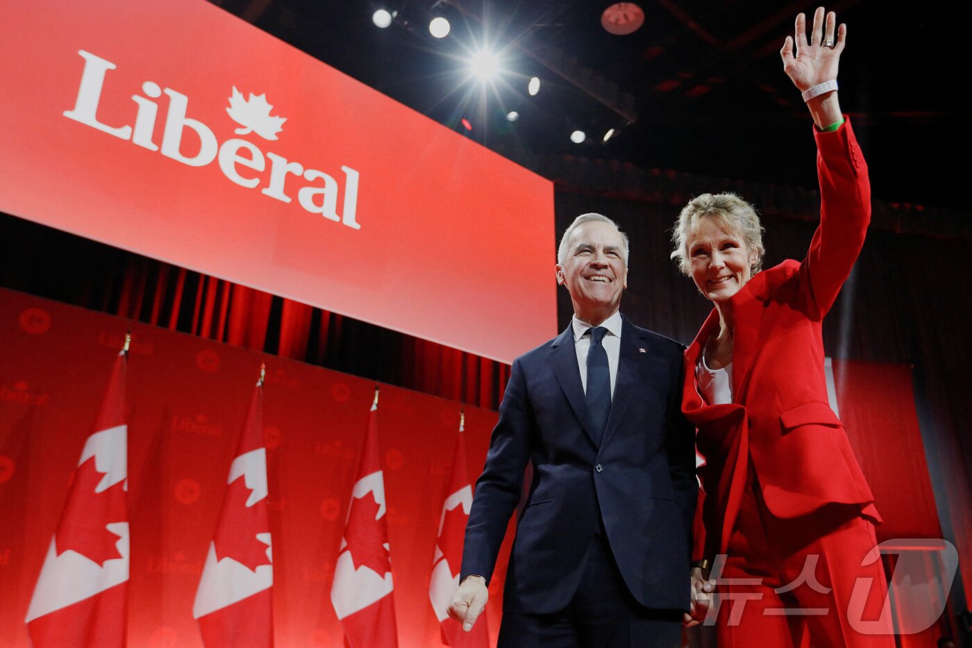 본문 이미지 - 마크 카니 전 캐나다 은행총재와 아내 다이애나 폭스가 9일&#40;현지시간&#41; 캐나다 온타리오주 오타와에서 열린 캐나다 집권 자유당 대표 경선에서 승리하고 미소 짓고 있다. ⓒ 로이터=뉴스1