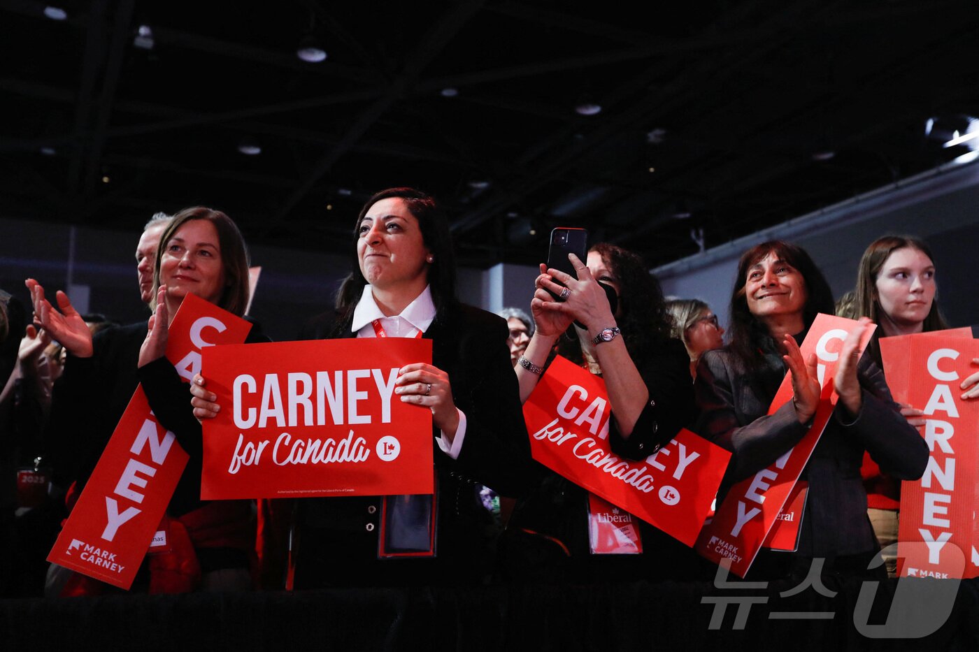 본문 이미지 -  9일&#40;현지시간&#41; 캐나다 온타리오주 오타와에서 마크 카니 전 캐나다 은행총재가 자유당 대표 경선에서 승리하자 지지자들이 기뻐하고 있다.ⓒ 로이터=뉴스1
