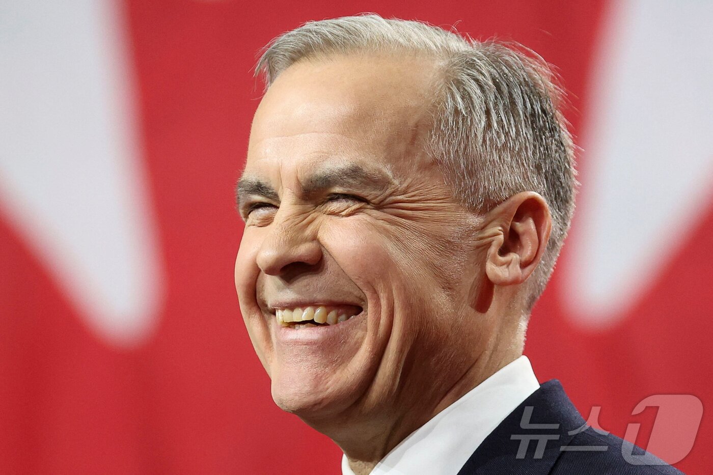 본문 이미지 - 마크 카니가 9일&#40;현지시간&#41; 캐나다 온타리오주 오타와 열린 캐나다 집권 자유당 대표 경선을 마치고 연설을 하며 미소 짓고 있다. ⓒ 로이터=뉴스1 ⓒ 로이터=뉴스1