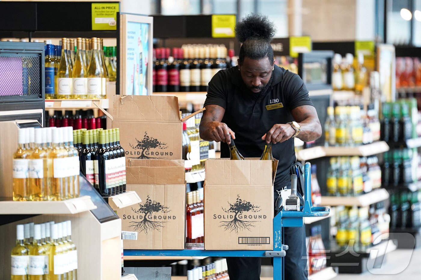 본문 이미지 - 캐나다 온타리오주 토론토에서 도널드 트럼프 미국 대통령이 발표한 관세에 대한 보복 조치의 일환으로 온타리오주 주류관리위원회&#40;LCBO&#41; 매장 직원이 선반에서 미국 주류를 수거 하고 있다. ⓒ 로이터=뉴스1