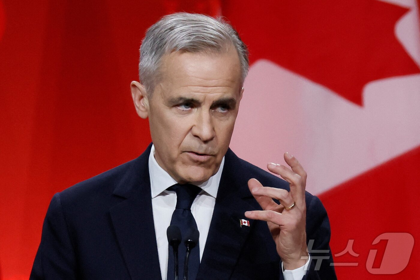 본문 이미지 - 마크 카니가 9일&#40;현지시간&#41; 캐나다 온타리오주 오타와 열린 캐나다 집권 자유당 대표 경선을 마치고 연설을 하고 있다. ⓒ 로이터=뉴스1