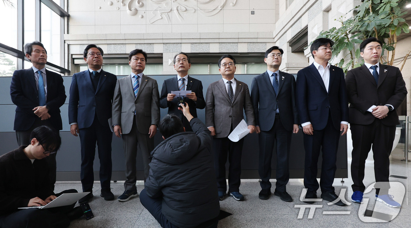 (서울=뉴스1) 박지혜 기자 = 국회 정무위원회 야당 간사를 맡고 있는 강준현 더불어민주당 의원이 10일 서울 여의도 금융감독원을 방문해 국회 정무위원회 소속 민주당 의원들과 함께 …