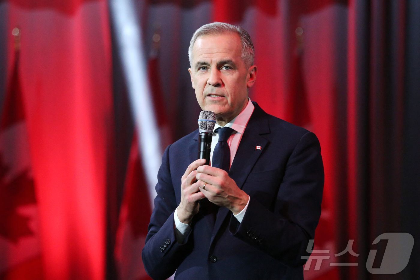 본문 이미지 - 마크 카니 캐나다 차기 총리가 9일&#40;현지시간&#41; 오타와에서 집권 여당인 자유당 대표 선거에서 당선된 뒤 첫 연설을 하고 있다. ⓒ AFP=뉴스1 ⓒ News1 우동명 