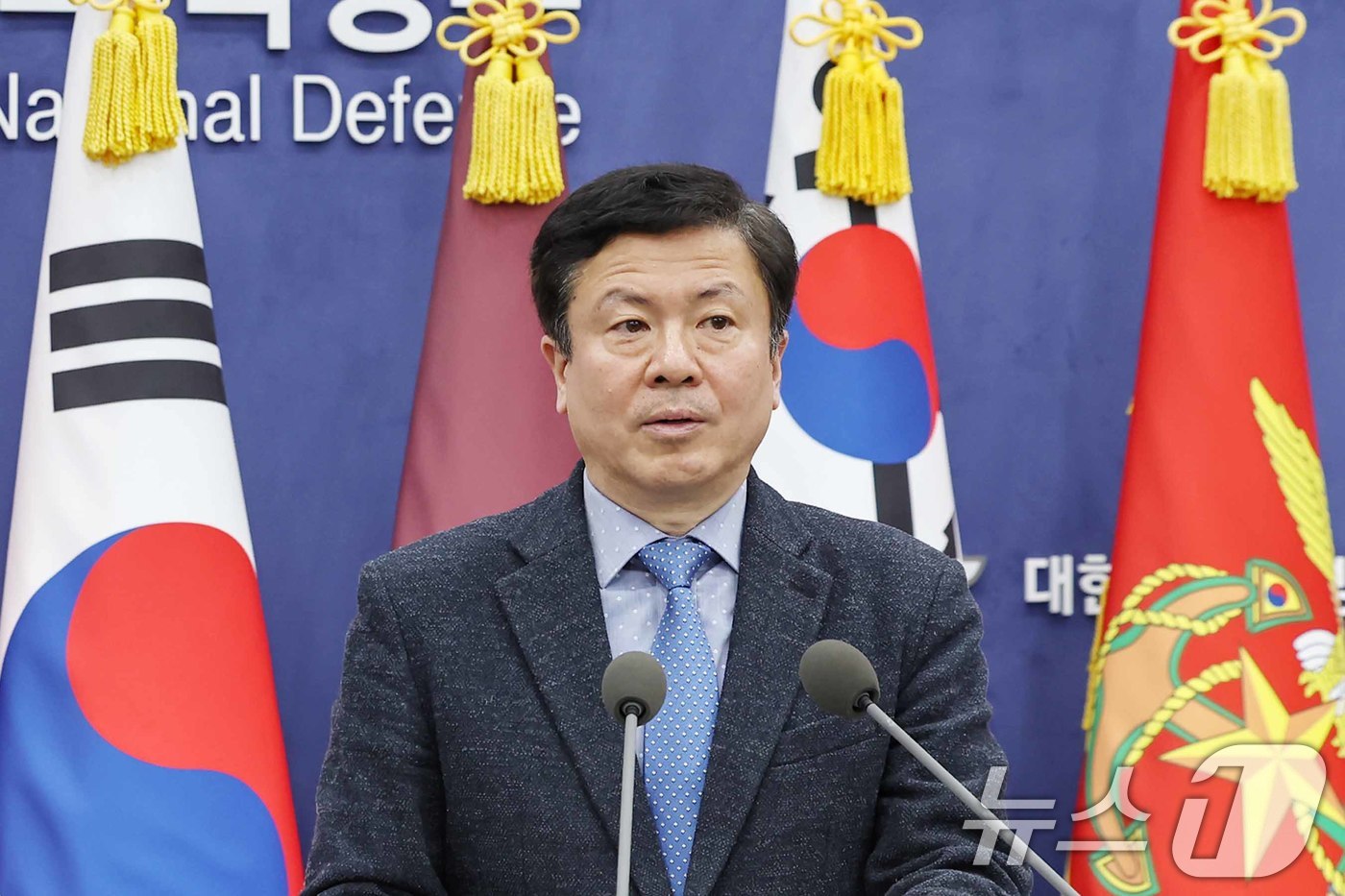 (서울=뉴스1) 민경석 기자 = 전하규 국방부 대변인이 10일 오전 서울 용산구 국방부 브리핑룸으로 들어서고 있다. 2025.3.10/뉴스1