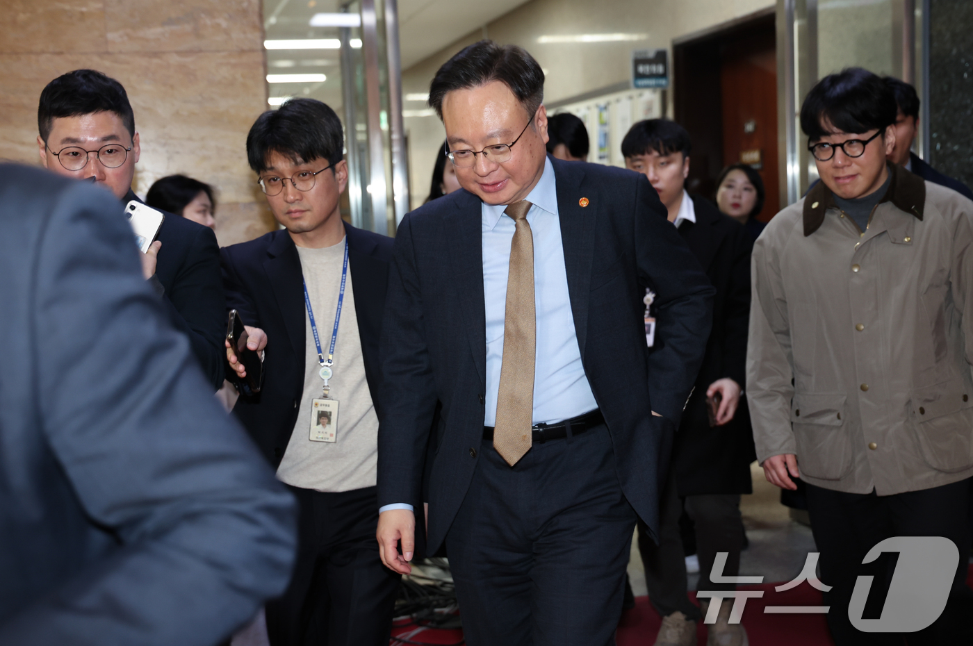 (서울=뉴스1) 이재명 기자 = 조규홍 보건복지부 장관이 10일 오전 서울 여의도 국회에서 발걸음을 옮기고 있다.한편 권영세 국민의힘 비상대책위원장은 비공개 의료계 간담회를 개최했 …