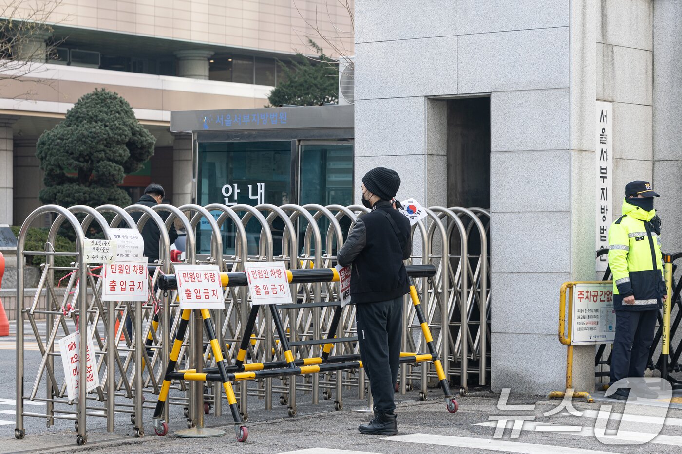 본문 이미지 - &#39;서부지법 난동 사태&#39; 가담자들의 첫 재판일인 10일 오전 서울 마포구 서울지방법원 앞에서 한 시민이 가담자들의 석방을 촉구하고 있다. 2025.3.10/뉴스1 ⓒ News1 이승배 기자