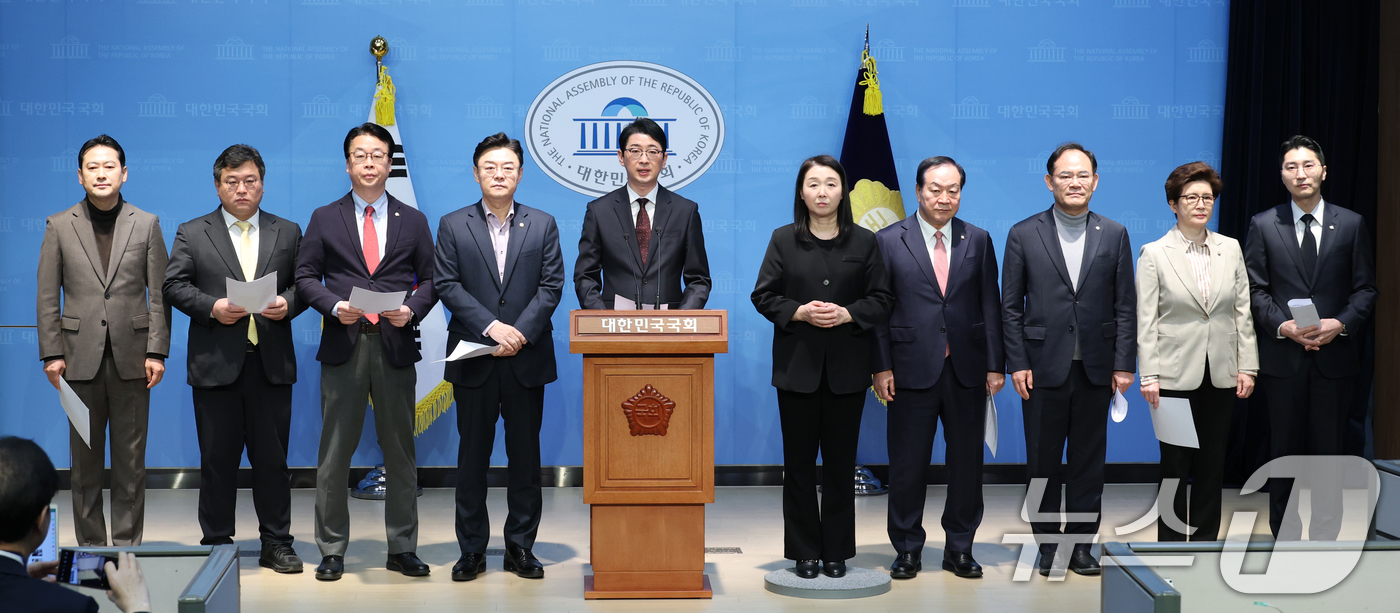 (서울=뉴스1) 이광호 기자 = 국민의힘 주진우 법률자문위원장을 비롯한 내람혐의 국정조사특별위원회 위원들이 10일 오전 서울 여의도 국회 소통관에서 윤석열 대통령 불법체포·감금 등 …