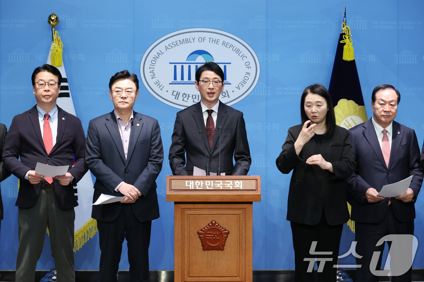 (서울=뉴스1) 이광호 기자 = 국민의힘 주진우 법률자문위원장을 비롯한 내람혐의 국정조사특별위원회 위원들이 10일 오전 서울 여의도 국회 소통관에서 윤석열 대통령 불법체포·감금 등 …