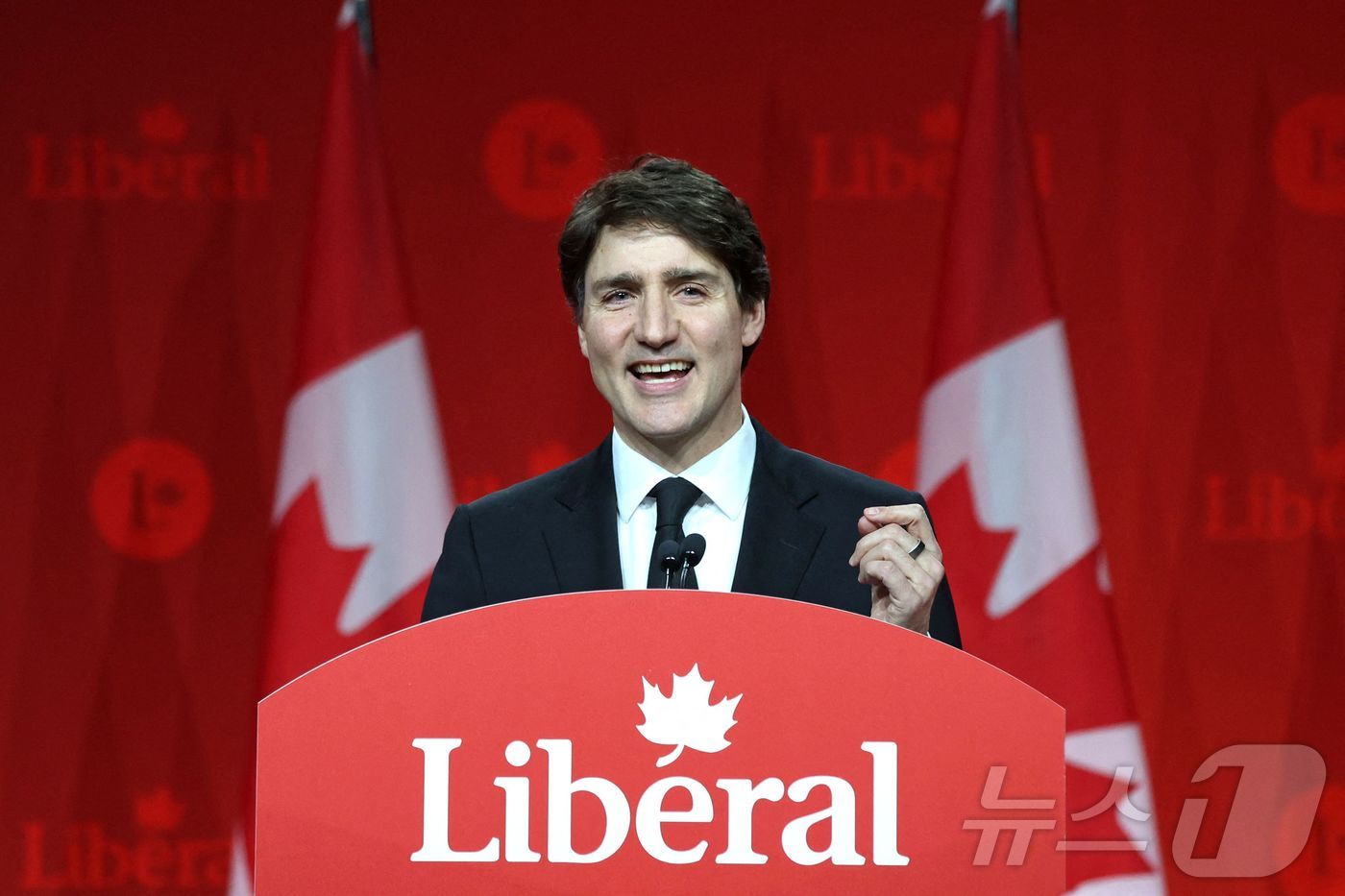 (오타와 AFP=뉴스1) 우동명 기자 = 쥐스탱 트뤼도 캐나다 총리가 9일(현지시간) 오타와에서 차기 총리 겸 집권 여당인 자유당 대표에 마크 카니가 선출된 뒤 연설을 하고 있다. …