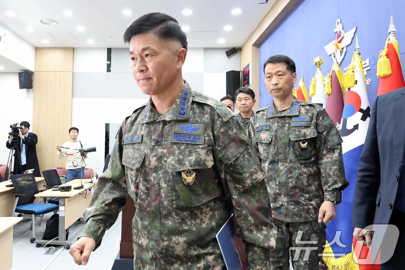 (서울=뉴스1) 민경석 기자 = 이영수 공군참모총장이 10일 오전 서울 용산구 국방부에서 포천 전투기 오폭 사고 관련 브리핑을 마친 뒤 브리핑룸을 나서고 있다. 2025.3.10/ …