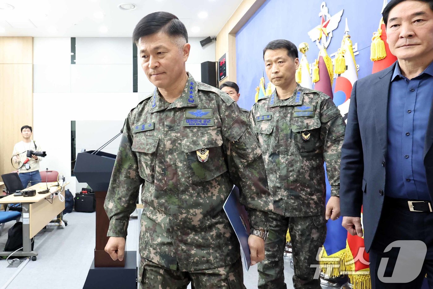 (서울=뉴스1) 민경석 기자 = 이영수 공군참모총장이 10일 오전 서울 용산구 국방부에서 포천 전투기 오폭 사고 관련 브리핑을 마친 뒤 브리핑룸을 나서고 있다. 2025.3.10/ …