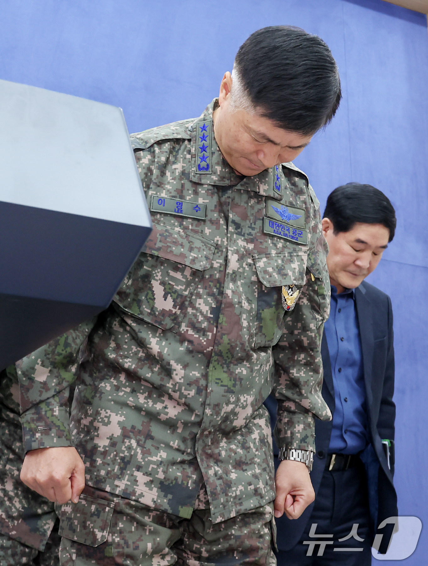 (서울=뉴스1) 민경석 기자 = 이영수 공군참모총장이 10일 오전 서울 용산구 국방부에서 포천 전투기 오폭 사고 관련 브리핑을 하며 고개 숙여 사과하고 있다. 2025.3.10/뉴 …