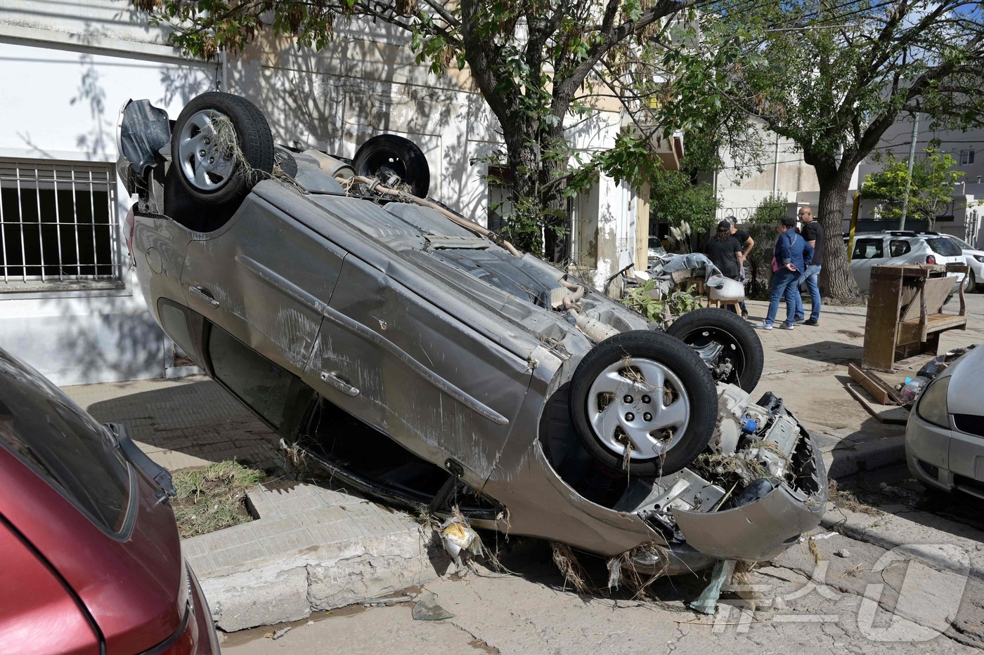 (바이아블랑카 AFP=뉴스1) 우동명 기자 = 8일(현지시간) 폭우가 쏟아진 아르헨티나 바이아블랑카에서 파손된 채 뒤집어진 차량이 보인다. 2025.03.10ⓒ AFP=뉴스1
