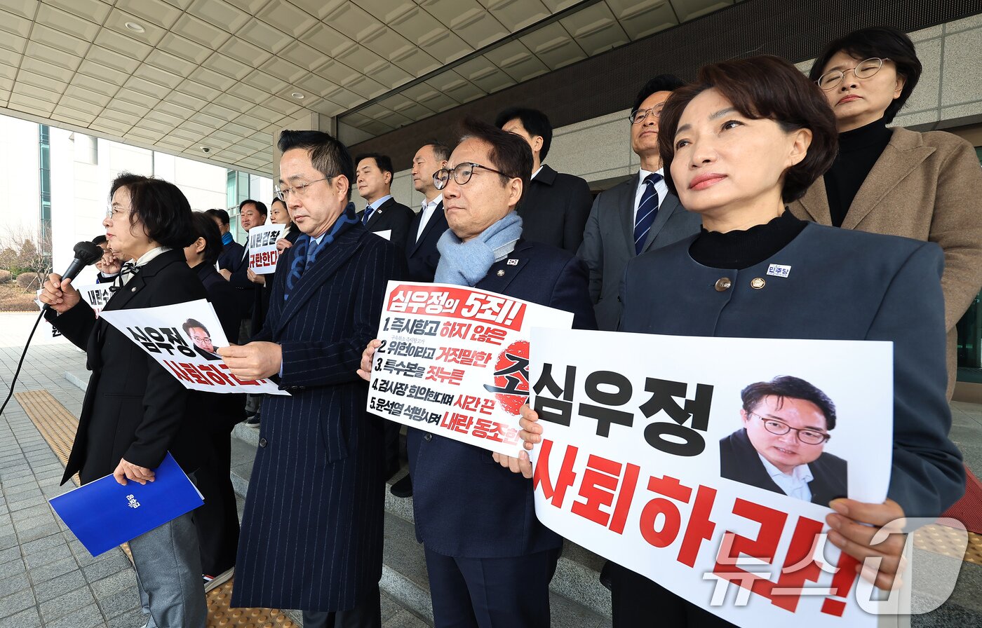 본문 이미지 - 더불어민주당 내란진상조사단 추미애 단장과 서영교 부단장 및 의원들이 10일 오전 서울 서초구 서초도 대검찰청으로 윤석열 대통령에 대한 즉시항고 포기와 석방 지시에 대한 항의 방문 기자회견을 하고 있다. 2025.3.10/뉴스1 ⓒ News1 박정호 기자