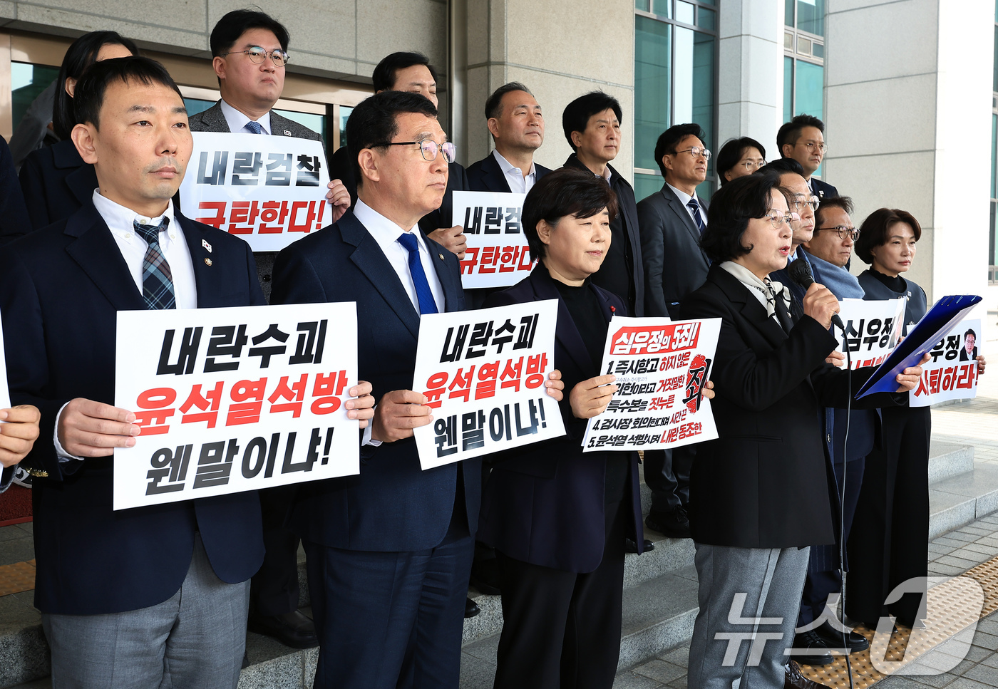 (서울=뉴스1) 박정호 기자 = 더불어민주당 내란진상조사단 추미애 단장과 서영교 부단장 및 의원들이 10일 오전 서울 서초구 서초도 대검찰청으로 윤석열 대통령에 대한 즉시항고 포기 …