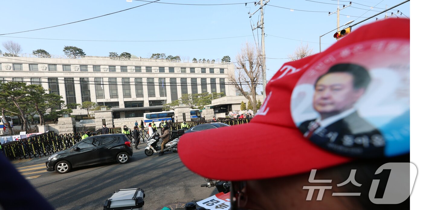 본문 이미지 - 10일 서울 종로구 헌법재판소 모습. 2025.3.10/뉴스1 ⓒ News1 김명섭 기자