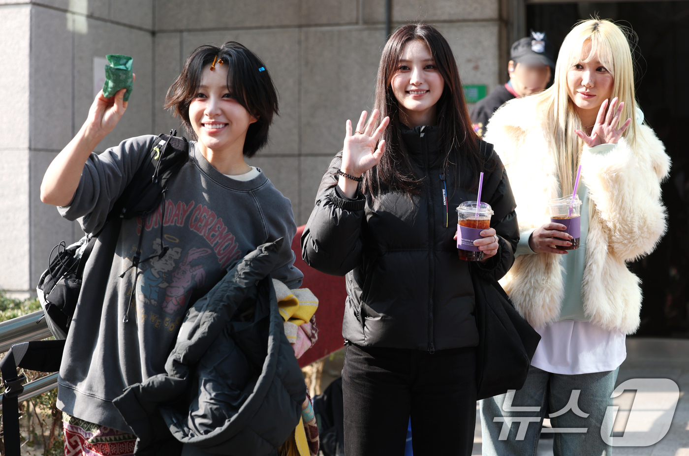 (서울=뉴스1) 권현진 기자 = EXID 하니, 정화, LE가 10일 서울 영등포구 여의도동 KBS 신관에서 진행된 ‘불후의 명곡’ 녹화에 참석해 인사를 하고 있다. 2025.3. …