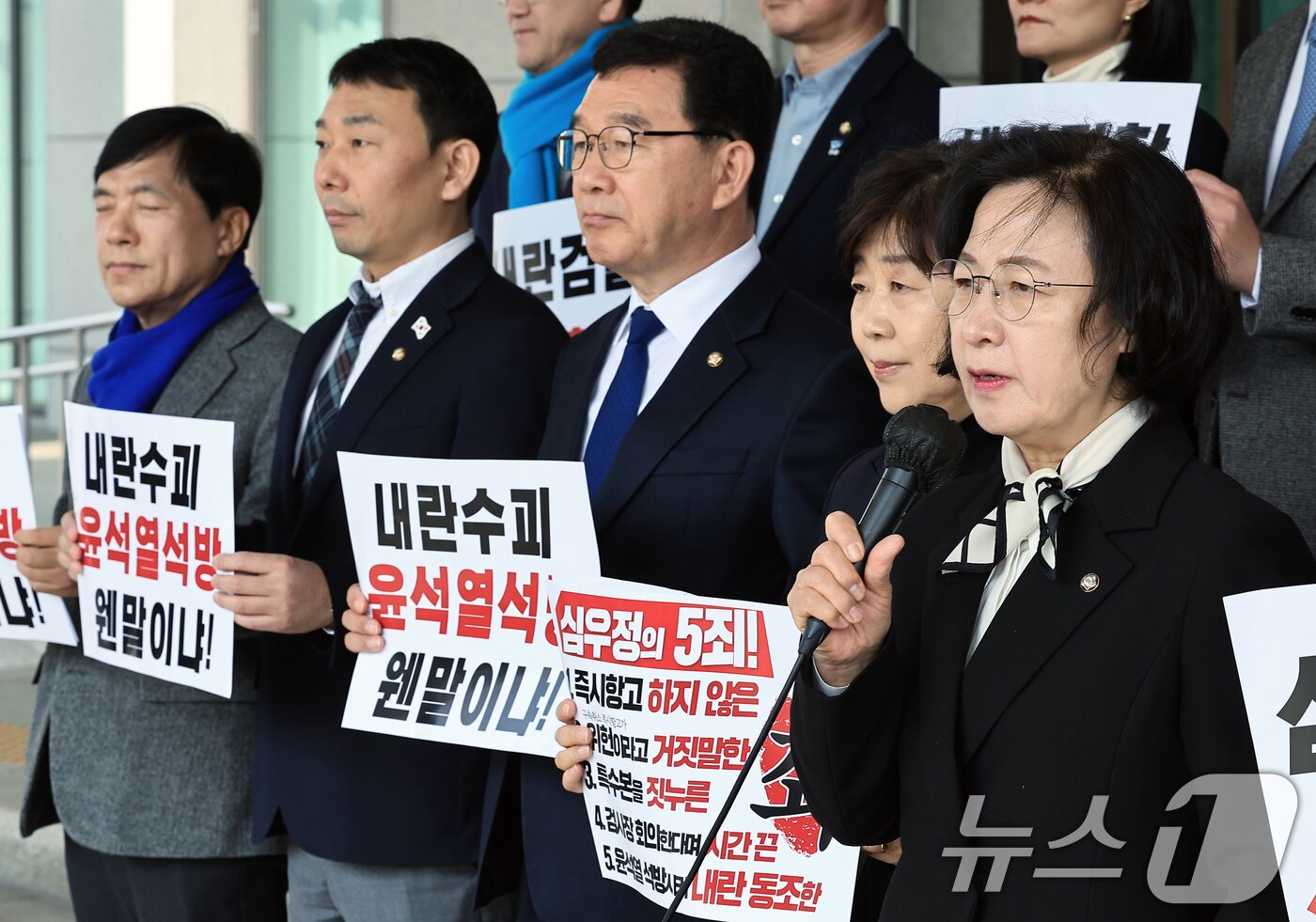 본문 이미지 - 더불어민주당 내란진상조사단 추미애 단장과 서영교 부단장 및 의원들이 10일 오전 서울 서초구 서초도 대검찰청으로 윤석열 대통령에 대한 즉시항고 포기와 석방 지시에 대한 항의 방문 기자회견을 하고 있다. 2025.3.10/뉴스1 ⓒ News1 박정호 기자