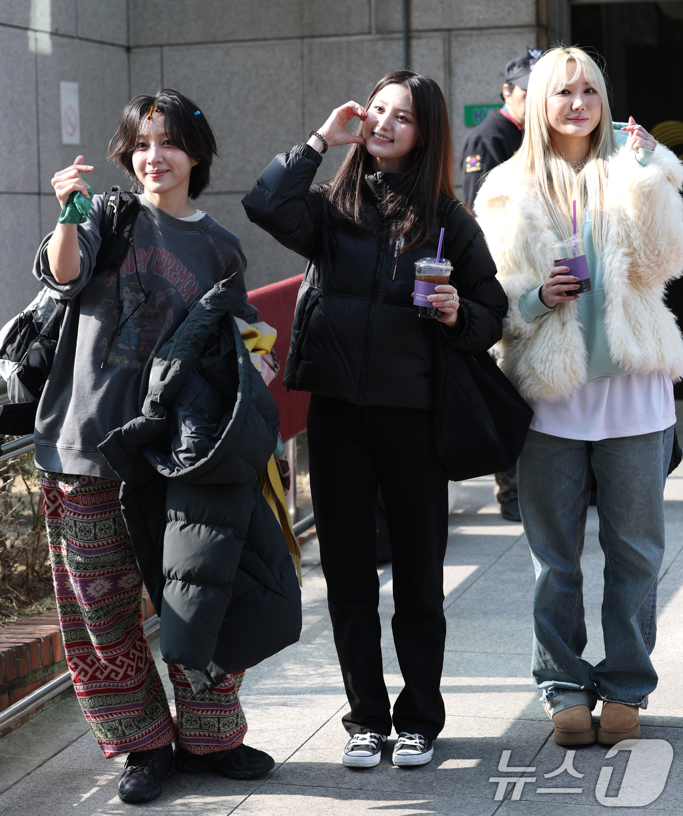 (서울=뉴스1) 권현진 기자 = EXID 하니(왼쪽부터)와 정화, LE가 10일 서울 영등포구 여의도동 KBS 신관에서 진행된 ‘불후의 명곡’ 녹화에 참석해 인사를 하고 있다. 2 …