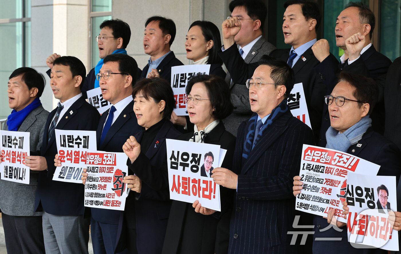 본문 이미지 - 더불어민주당 내란진상조사단 추미애 단장과 서영교 부단장 및 의원들이 10일 오전 서울 서초구 서초도 대검찰청으로 윤석열 대통령에 대한 즉시항고 포기와 석방 지시에 대한 항의 방문에서 구호를 외치고 있다. 2025.3.10/뉴스1 ⓒ News1 박정호 기자