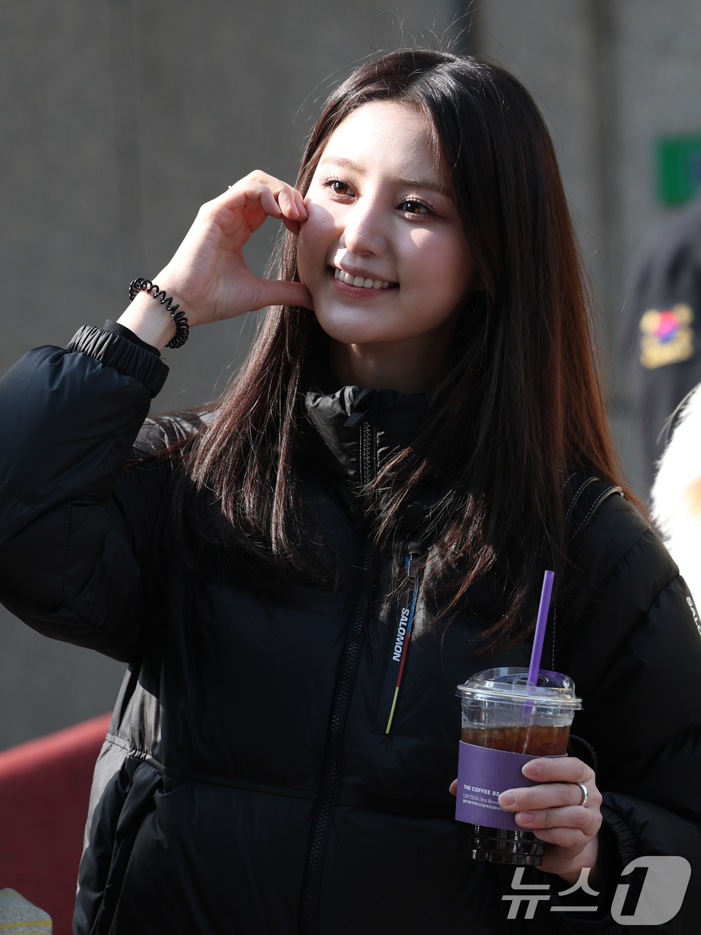 (서울=뉴스1) 권현진 기자 = EXID 정화가 10일 서울 영등포구 여의도동 KBS 신관에서 진행된 ‘불후의 명곡’ 녹화에 참석해 인사를 하고 있다. 2025.3.10/뉴스1