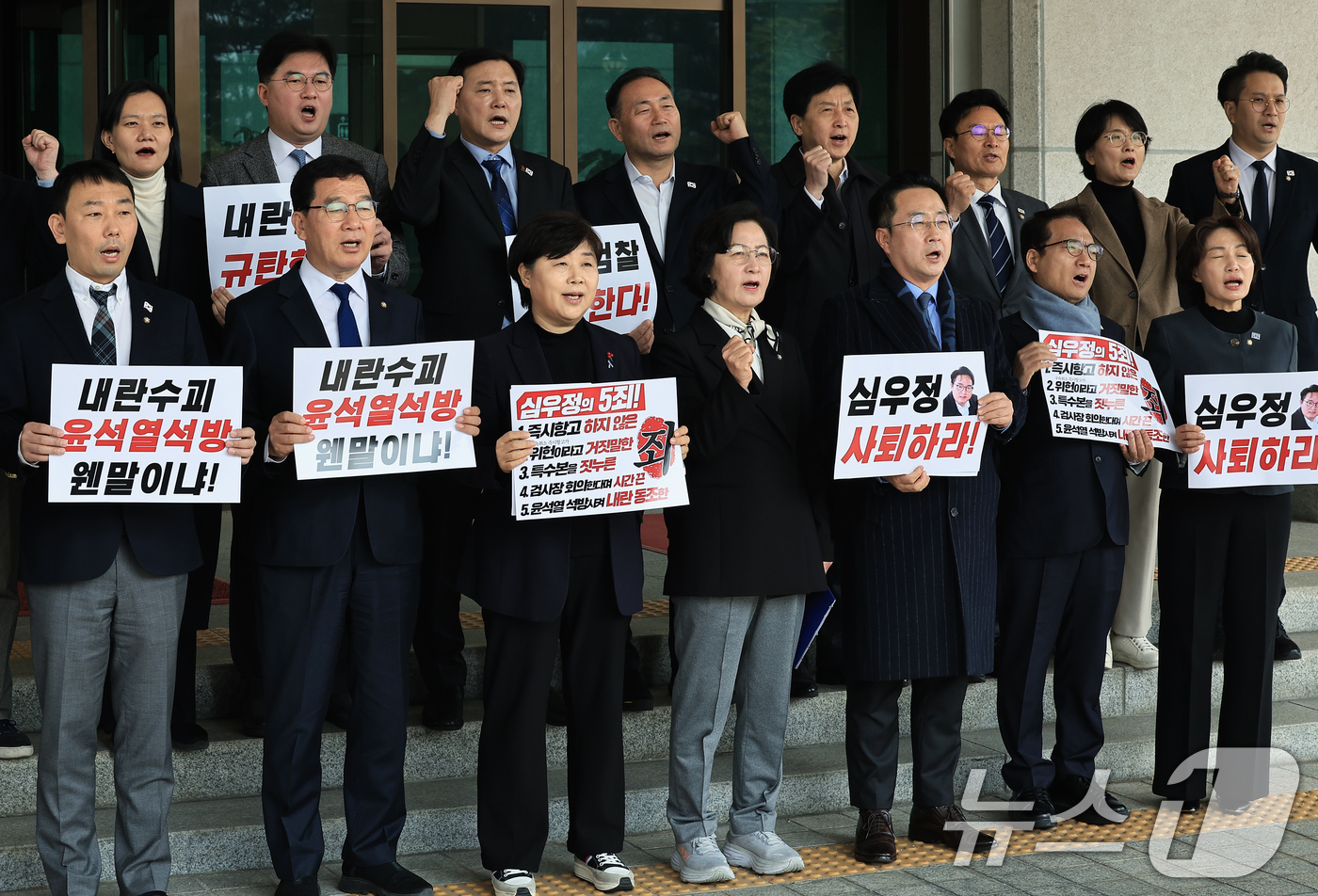 (서울=뉴스1) 박정호 기자 = 더불어민주당 내란진상조사단 추미애 단장과 서영교 부단장 및 의원들이 10일 오전 서울 서초구 서초도 대검찰청으로 윤석열 대통령에 대한 즉시항고 포기 …