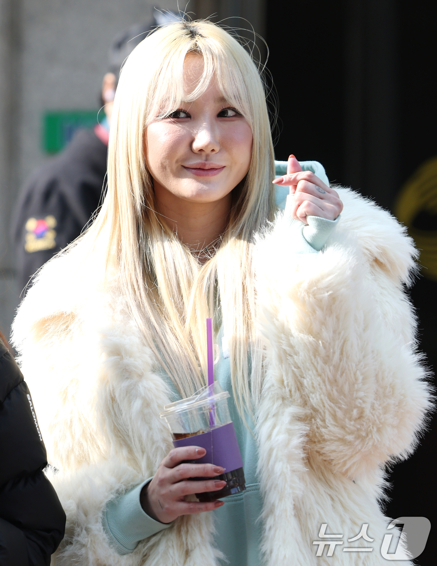 (서울=뉴스1) 권현진 기자 = EXID LE가 10일 서울 영등포구 여의도동 KBS 신관에서 진행된 ‘불후의 명곡’ 녹화에 참석해 인사를 하고 있다. 2025.3.10/뉴스1