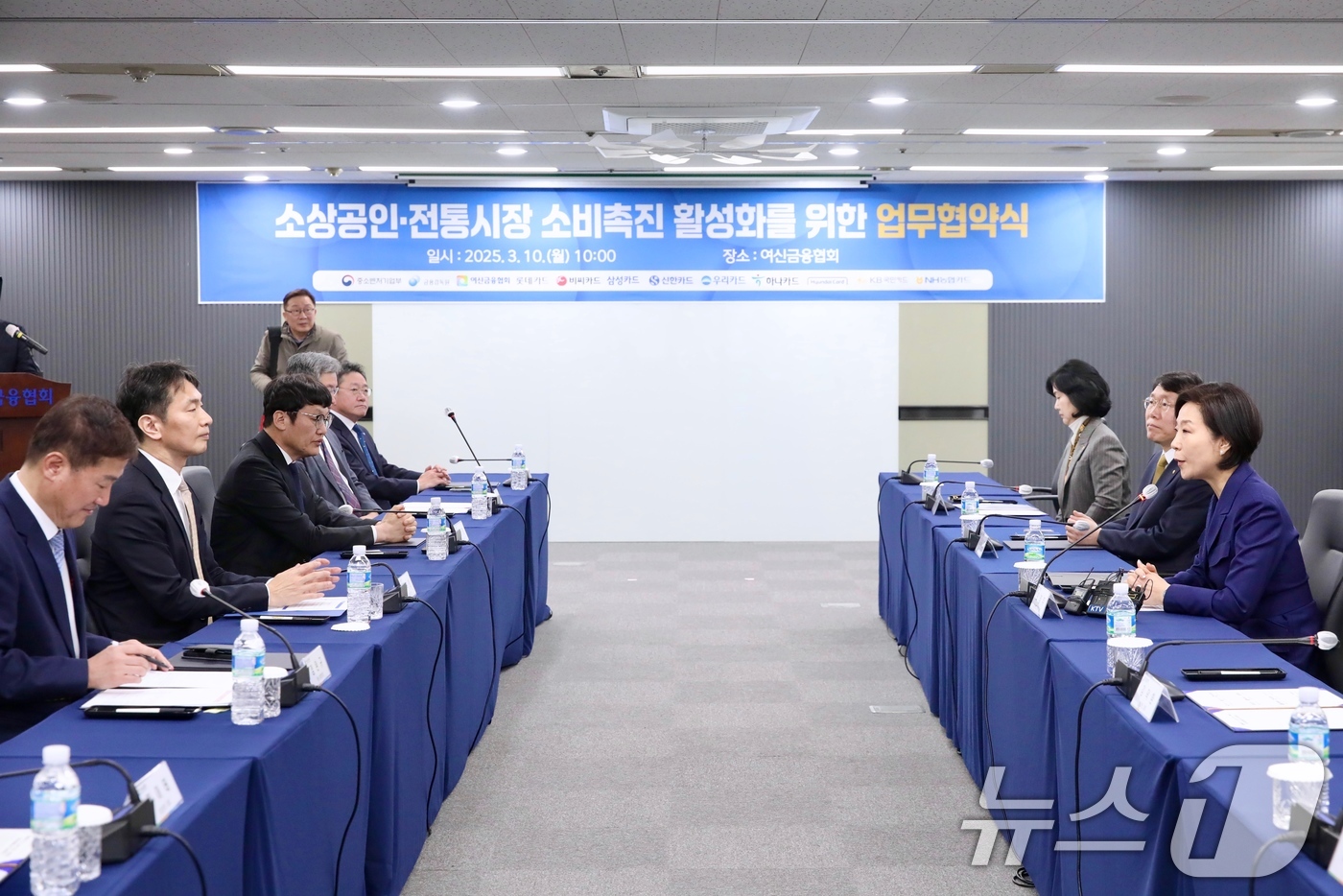 (서울=뉴스1) = 오영주 중소벤처기업부 장관(오른쪽)이 10일 서울 중구 여신금융협회에서 열린 '소상공인·전통시장 소비촉진 활성화를 위한 업무협약식'에서 인사말을 하고 있다. ( …