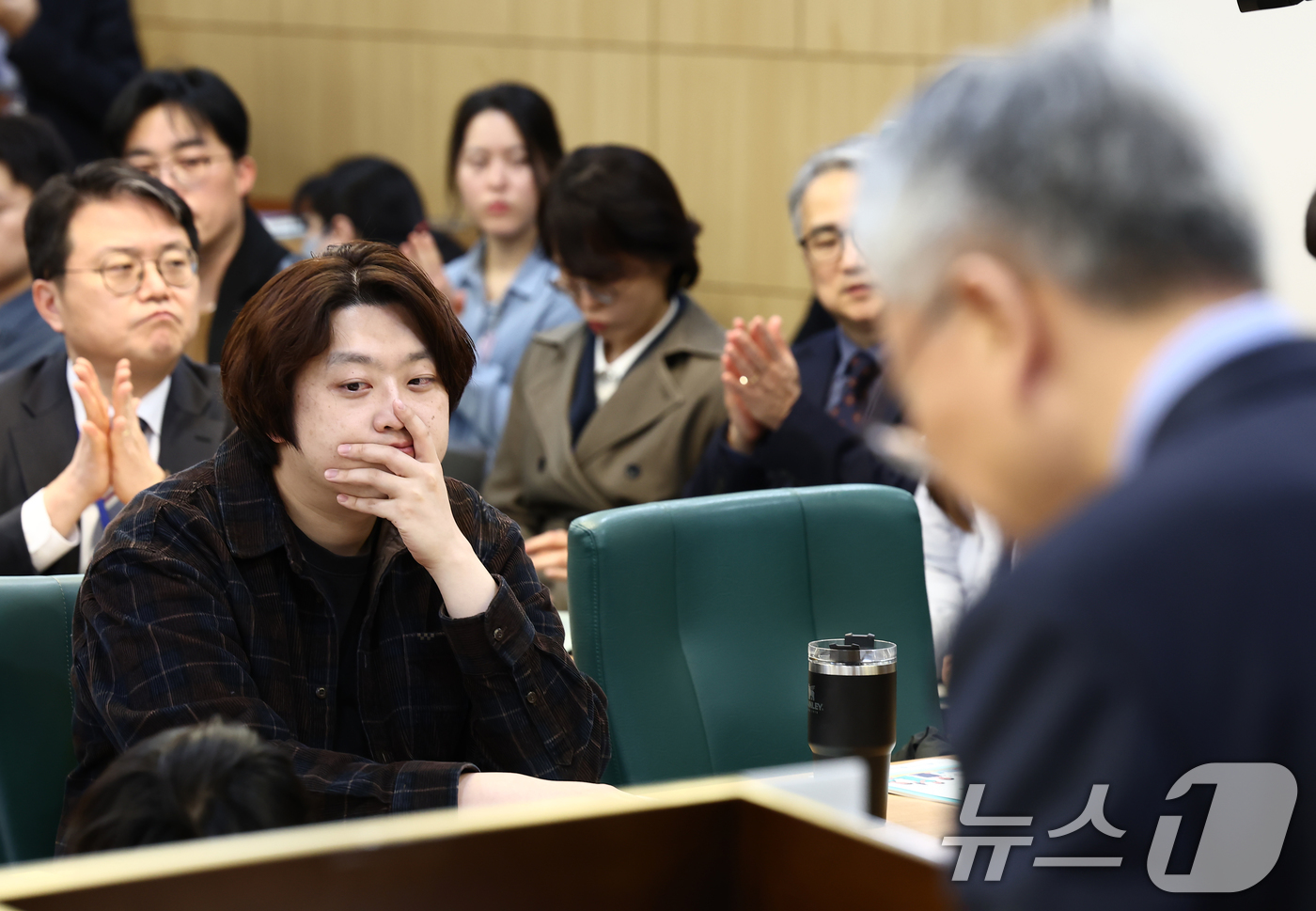 (서울=뉴스1) 김민지 기자 = 박단 대한전공의협의회 비상대책위원장이 10일 오전 서울 여의도 국회 의원회관에서 열린 '의료현장 정상화를 위한 정책 토론회'에서 김택우 대한의사협회 …